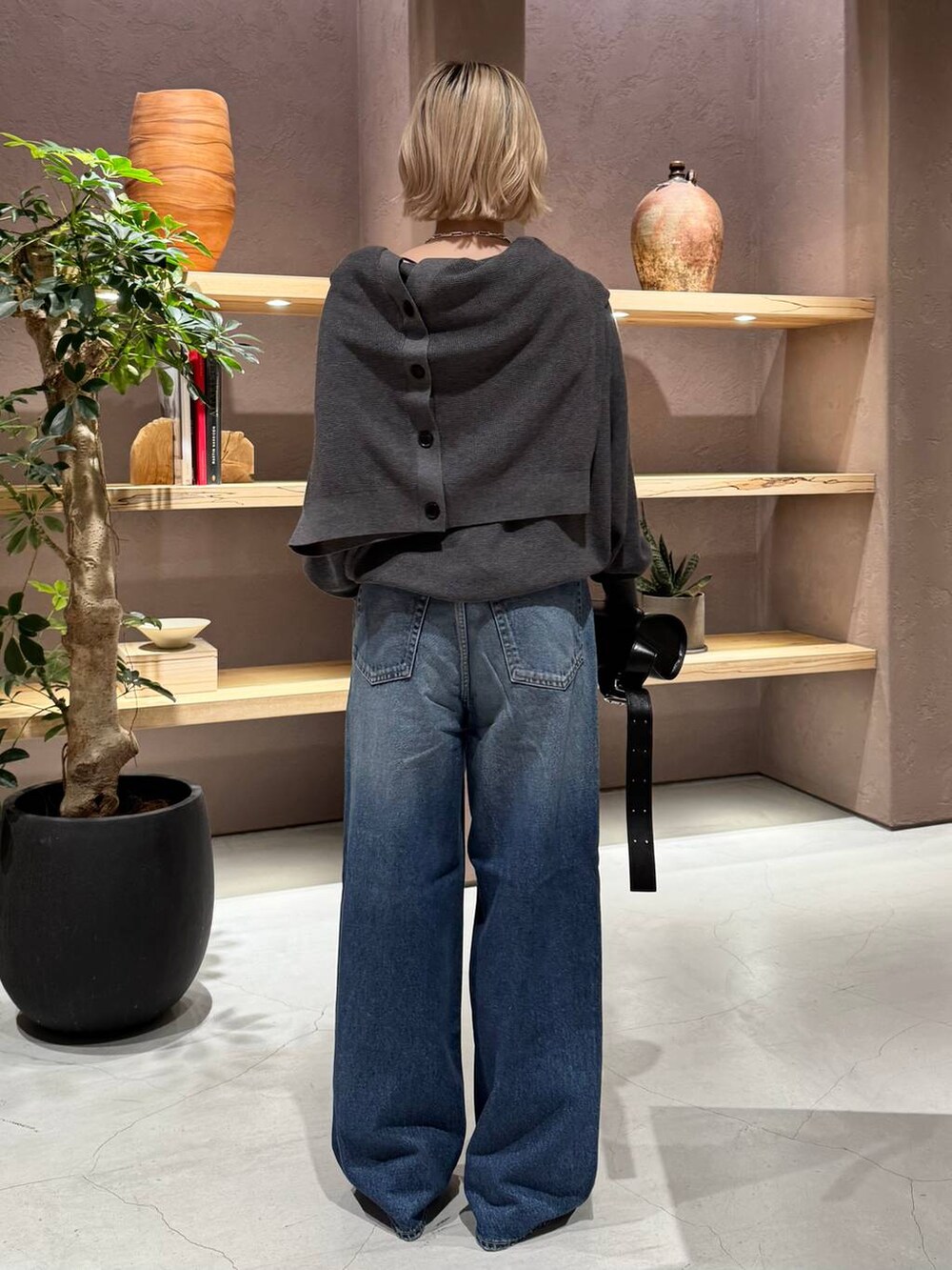 ブルー系のデニムパンツ、グレー系のニット/セーター、グレー系のカーディガン/ボレロを着用したレディースの夏コーディネートの3枚目の写真