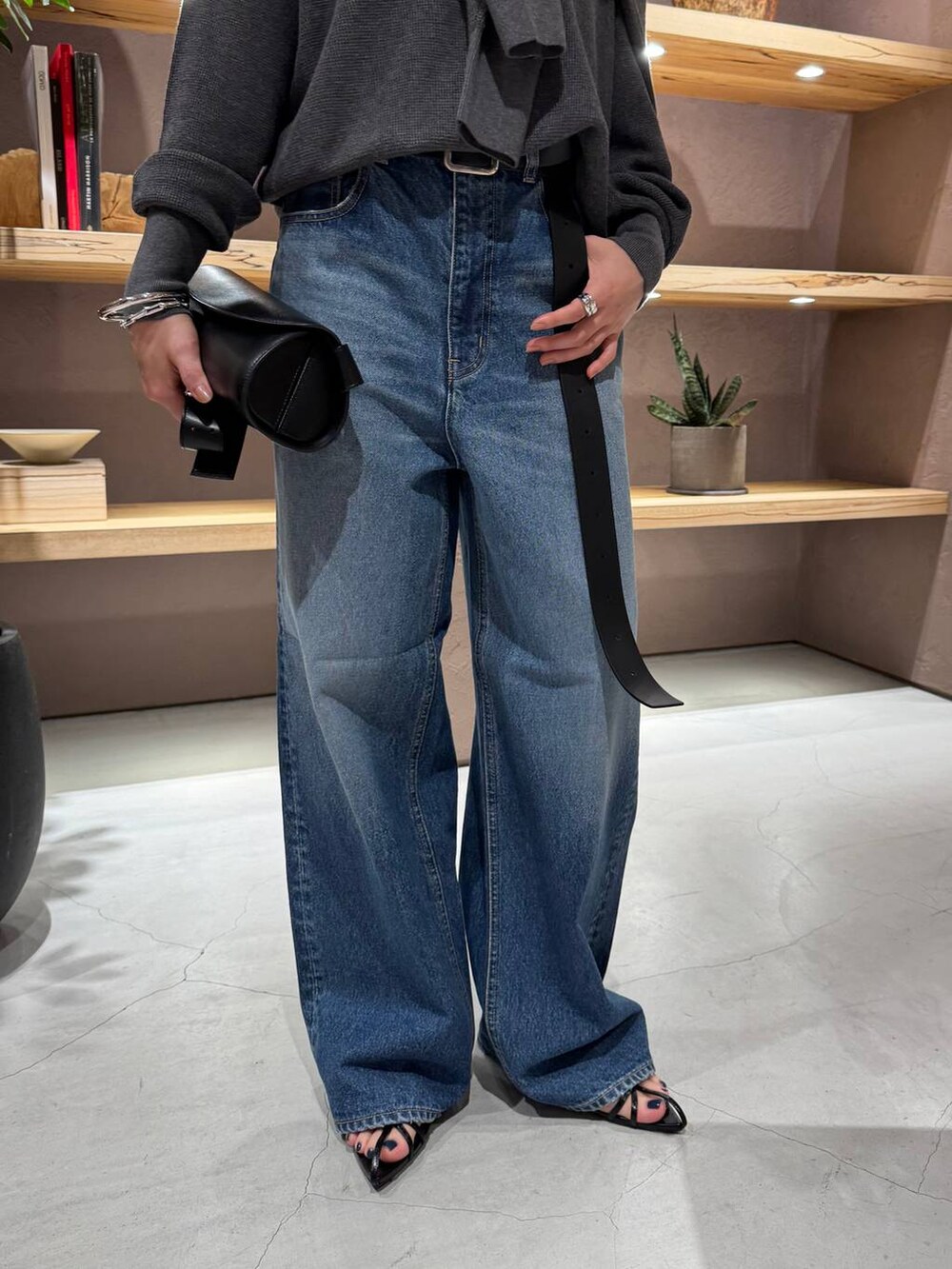 ブルー系のデニムパンツ、グレー系のニット/セーター、グレー系のカーディガン/ボレロを着用したレディースの夏コーディネートの8枚目の写真