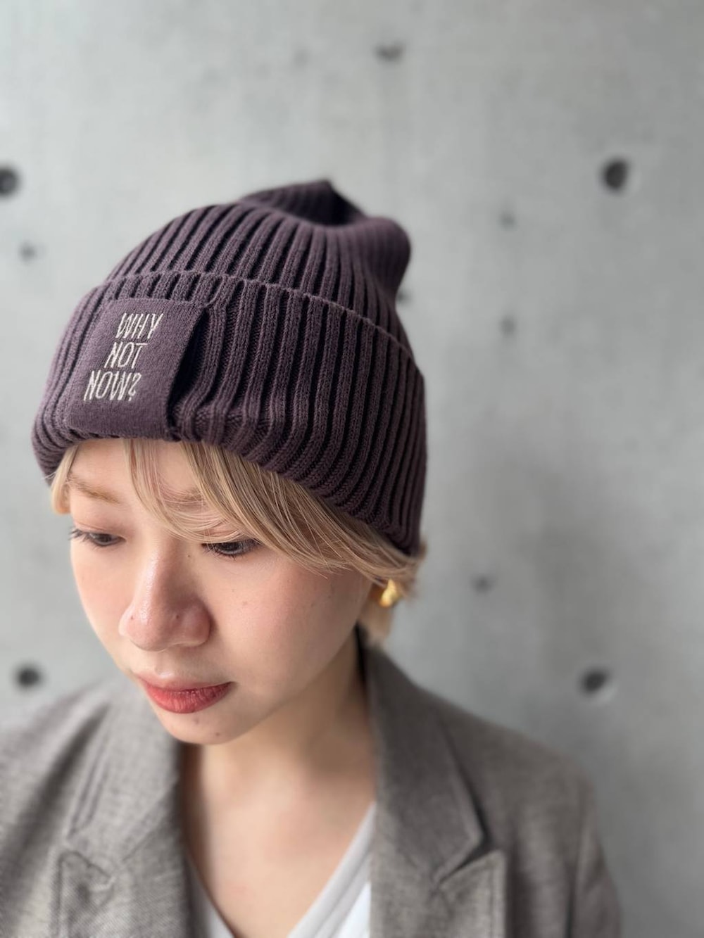 「モード、ヘルシー、ベーシック/シンプル、Chaos、ジャケット、インナー、スウェット、スウェットパンツ、ニット帽」｜「ChaosのChaos(カオス)/ ◆WHY NOT NOW◆ポートヘンリープルオーバー（Tシャツ/カットソー、グレー系）」を使った、AYUMIさん（レディース・159cm）の秋コーディネートの8枚目の写真