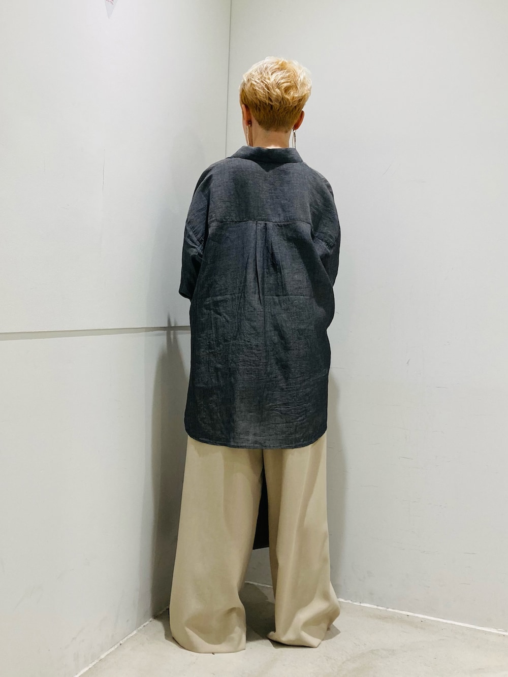 ブラック系のシャツ/ブラウス、ベージュ系のスラックス、ブラック系のパンプスを着用したレディースの春コーディネートの3枚目の写真
