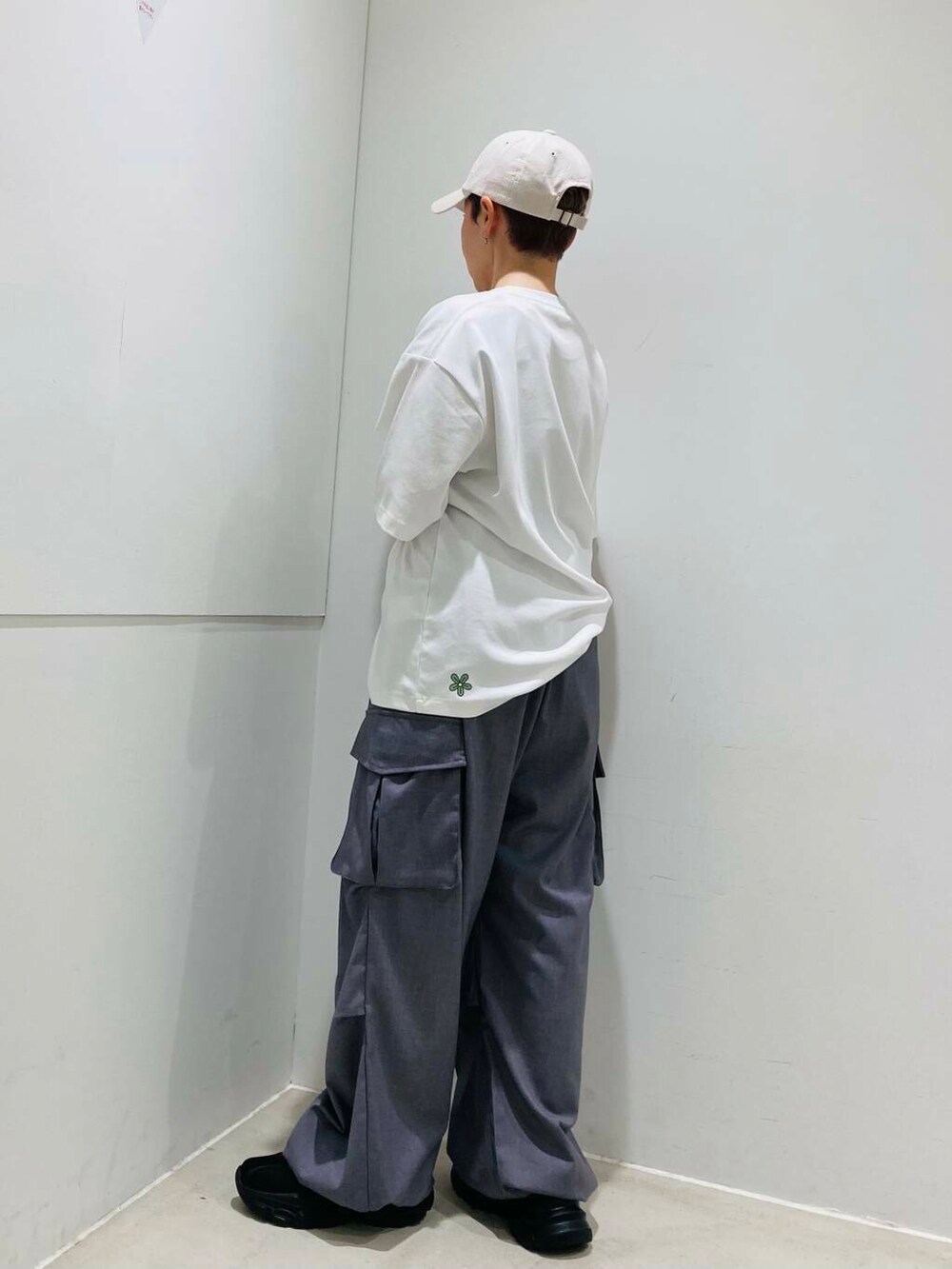 ブラック系のスニーカー、グレー系のショルダーバッグ、グレー系のその他パンツを着用したレディースの春コーディネートの5枚目の写真