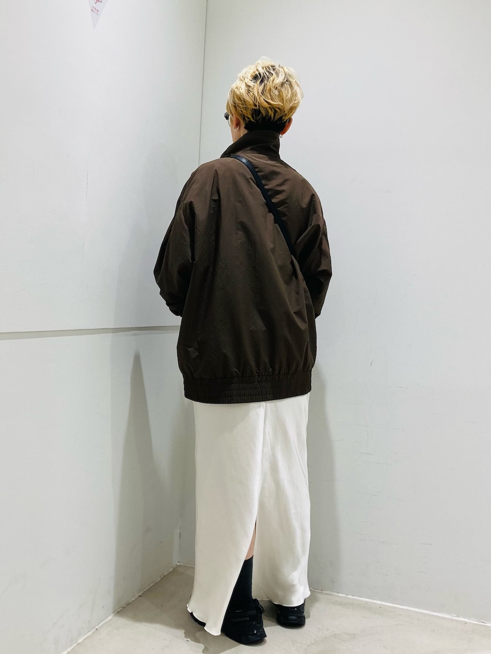 ブラック系のショルダーバッグ、ブラウン系のブルゾン、ブラウン系のTシャツ/カットソーを着用したレディースの春コーディネートの4枚目の写真