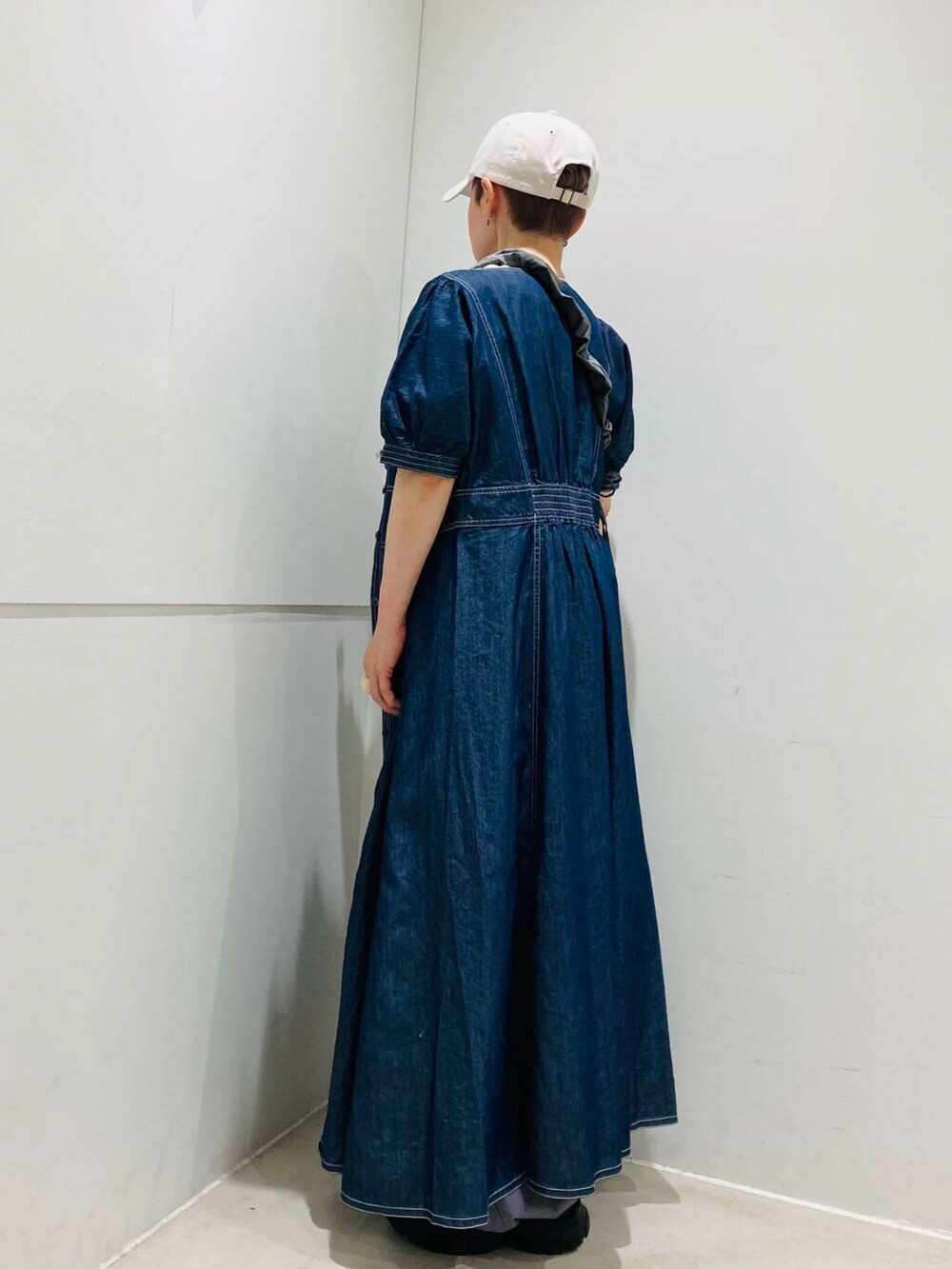 ブラック系のスニーカー、グレー系のショルダーバッグ、グレー系のその他パンツを着用したレディースの春コーディネートの2枚目の写真