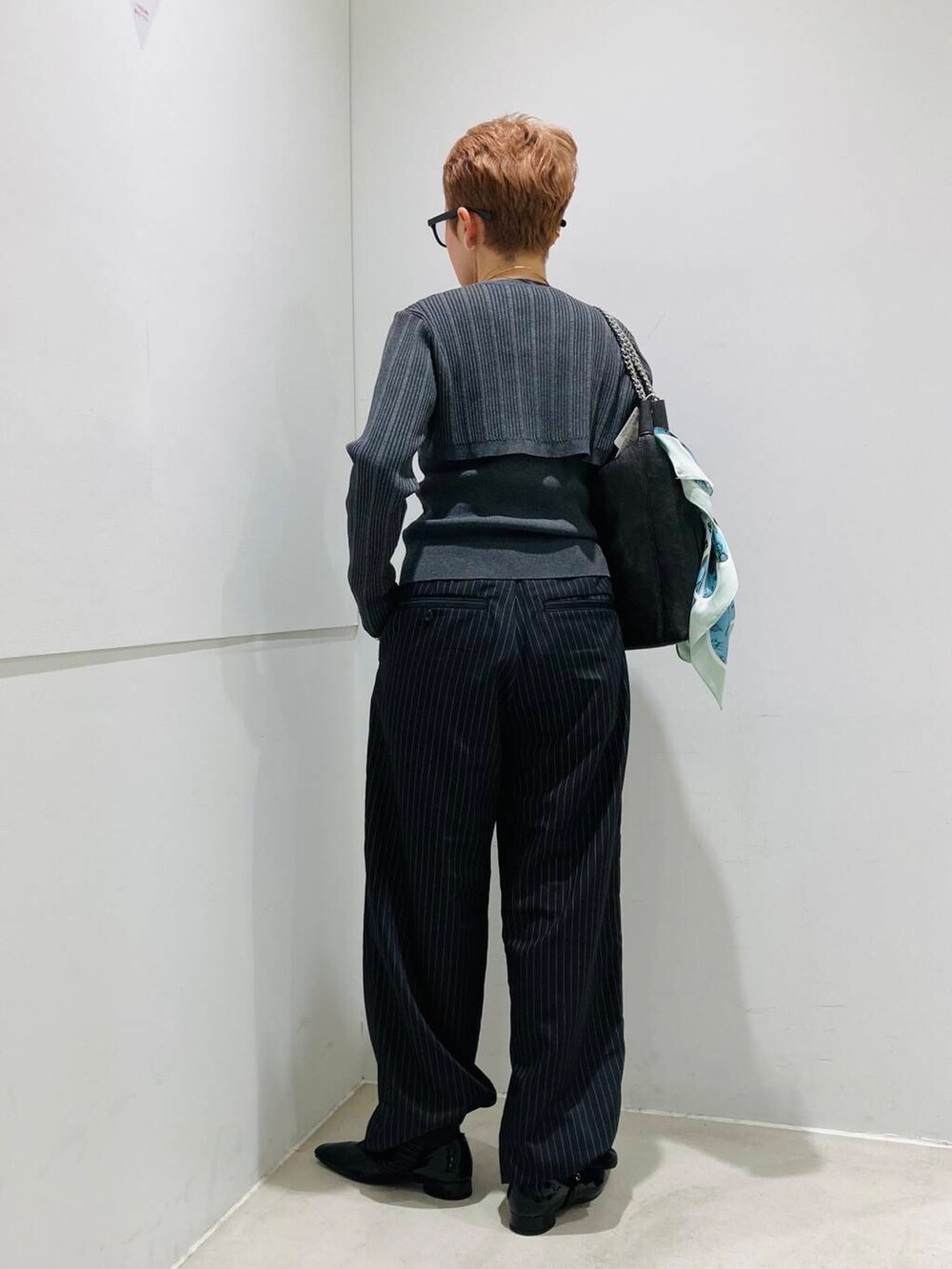 「メガネ、パンツ、スカーフ、3WAY、春、newarrival、低身長コーデ、エナメル、お仕事コーデ、チェーンバッグ、ビンテージ風」｜「SMELLYのウェリントンタイプダテメガネ（メガネ、ブラック系）」を使った、piさん（レディース・149cm）の春コーディネートの3枚目の写真
