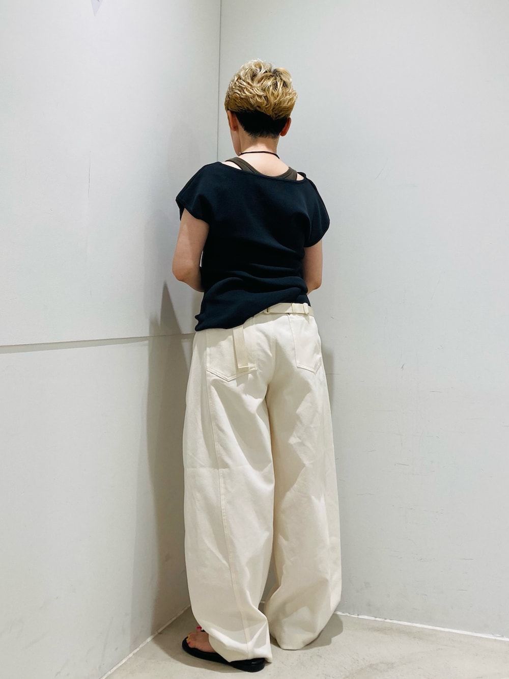 ホワイト系のその他パンツ、ベージュ系のボディバッグ/ウエストポーチ、ブラック系のサンダルを着用したレディースの夏コーディネートの3枚目の写真