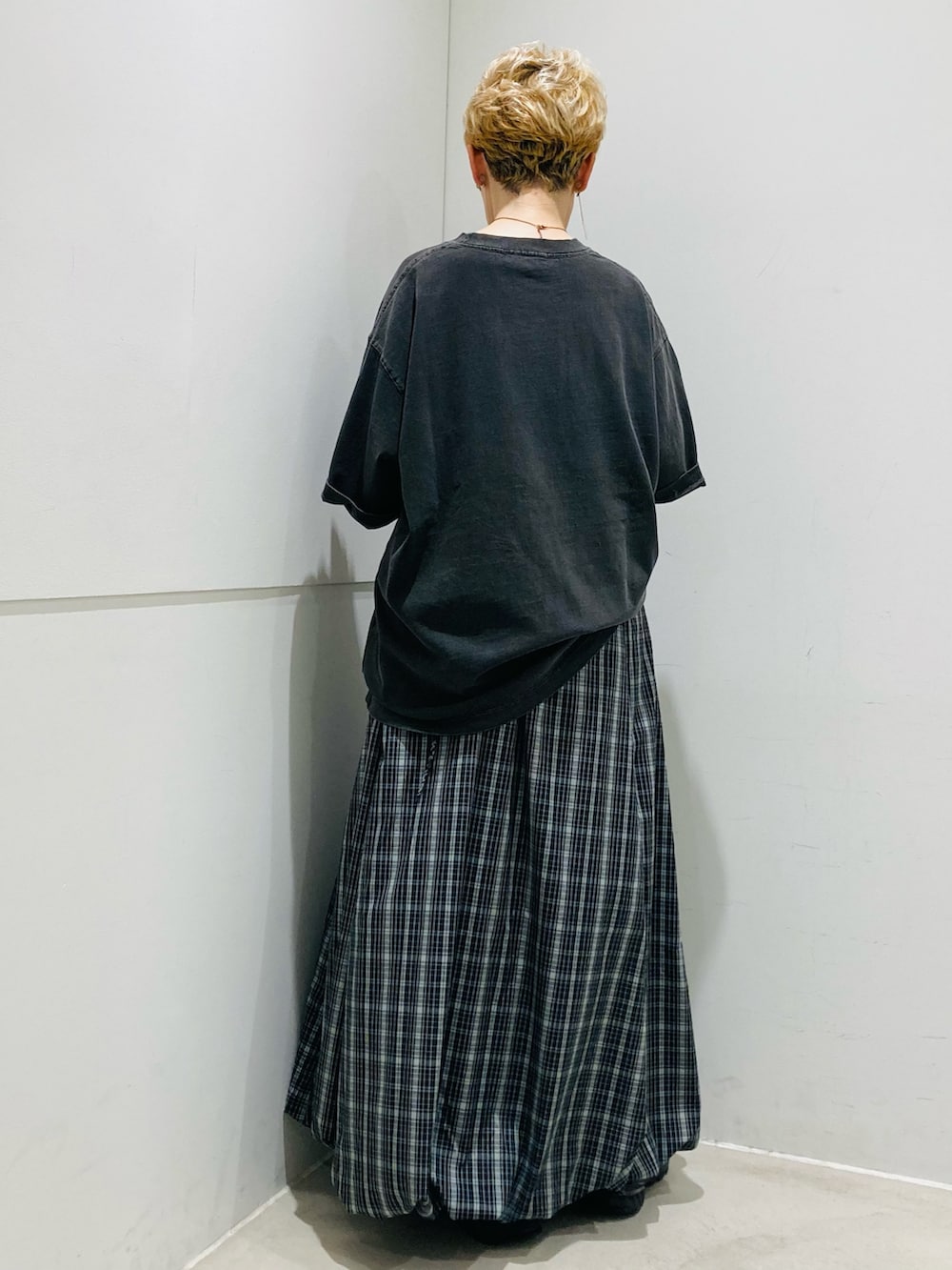 ブラック系のワンピース、ブラック系のTシャツ/カットソー、シルバー系のメガネを着用したレディースの夏コーディネートの3枚目の写真
