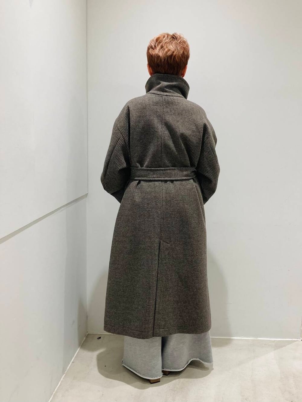 ブルー系のTシャツ/カットソー、グレー系のスウェットパンツ、ホワイト系のTシャツ/カットソーを着用したレディースの冬コーディネートの4枚目の写真