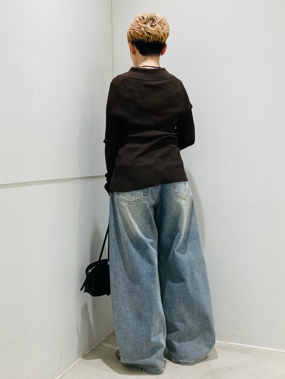 ブラウン系のカーディガン/ボレロ、その他のその他シューズ、ブラック系のトートバッグを着用したレディースの夏コーディネートの3枚目の写真