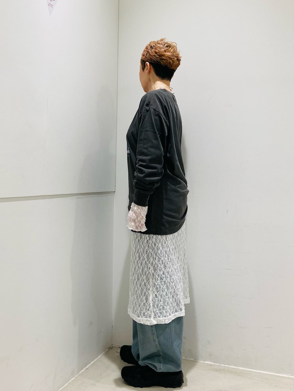 グレー系のTシャツ/カットソー、ホワイト系のワンピースを着用したレディースの秋コーディネートの2枚目の写真