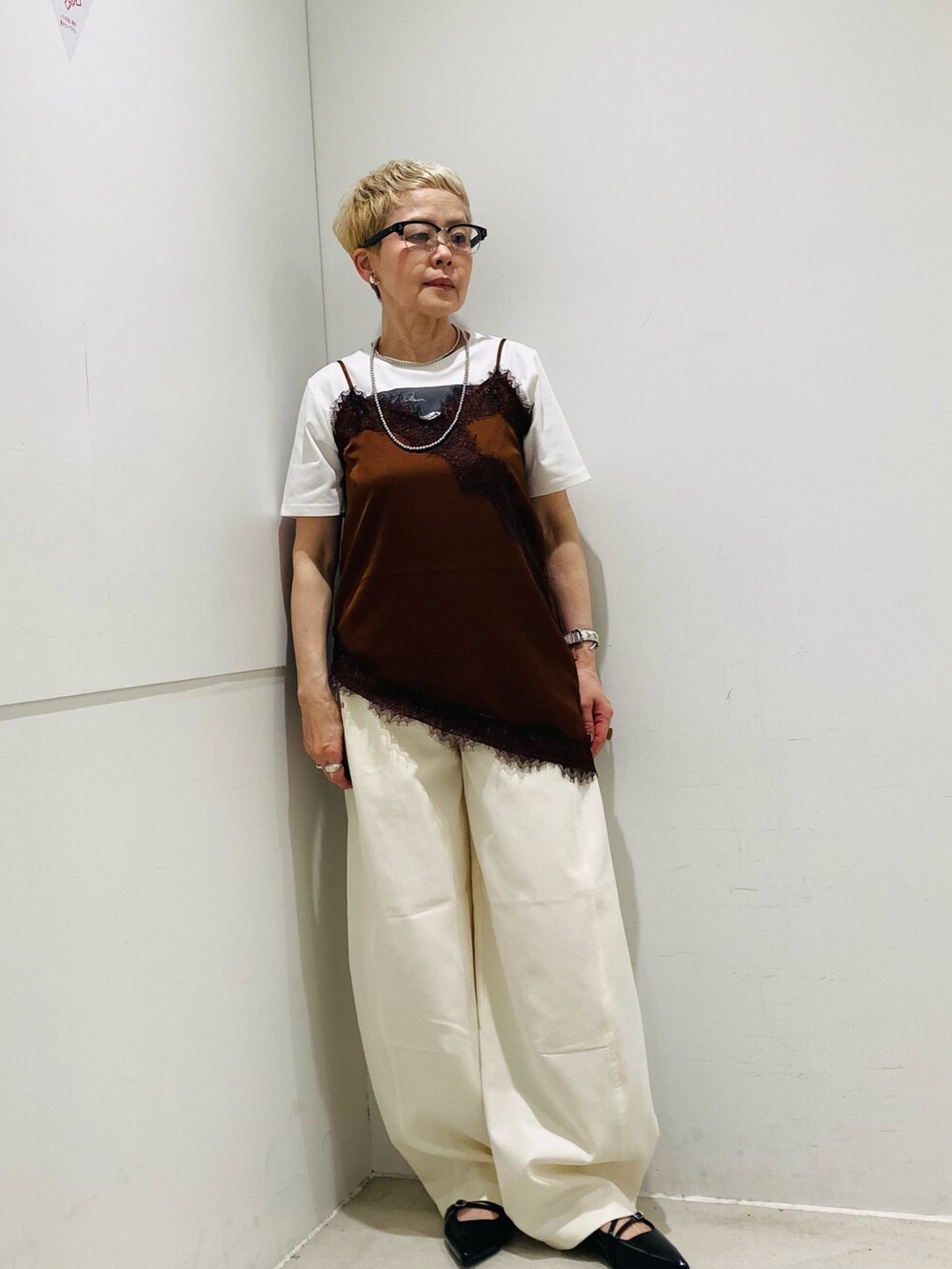 その他のTシャツ/カットソー、ブラック系のパンプス、ホワイト系のその他パンツを着用したレディースの春コーディネートの2枚目の写真