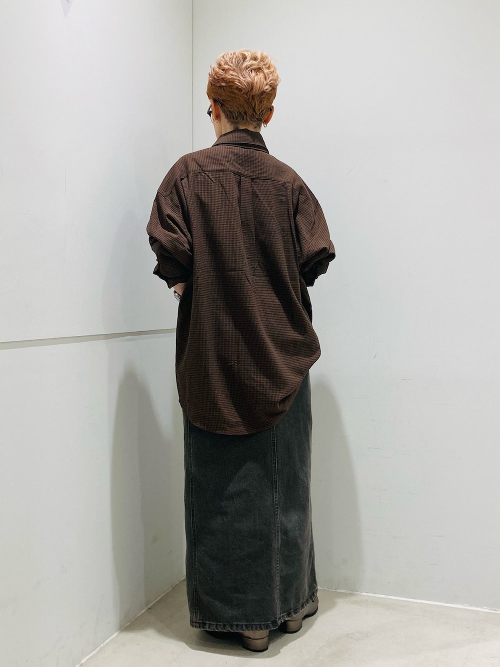 ブラウン系のシャツ/ブラウス、ブラウン系のローファーを着用したレディースの秋コーディネートの3枚目の写真