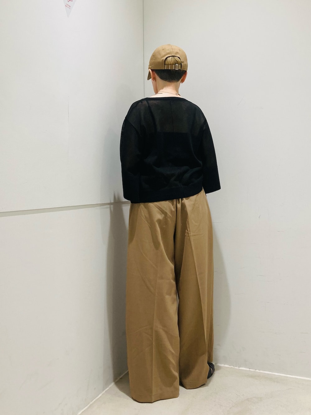 ベージュ系のその他パンツ、ブラック系のサンダル、ブラック系のニット/セーターを着用したレディースの春コーディネートの3枚目の写真
