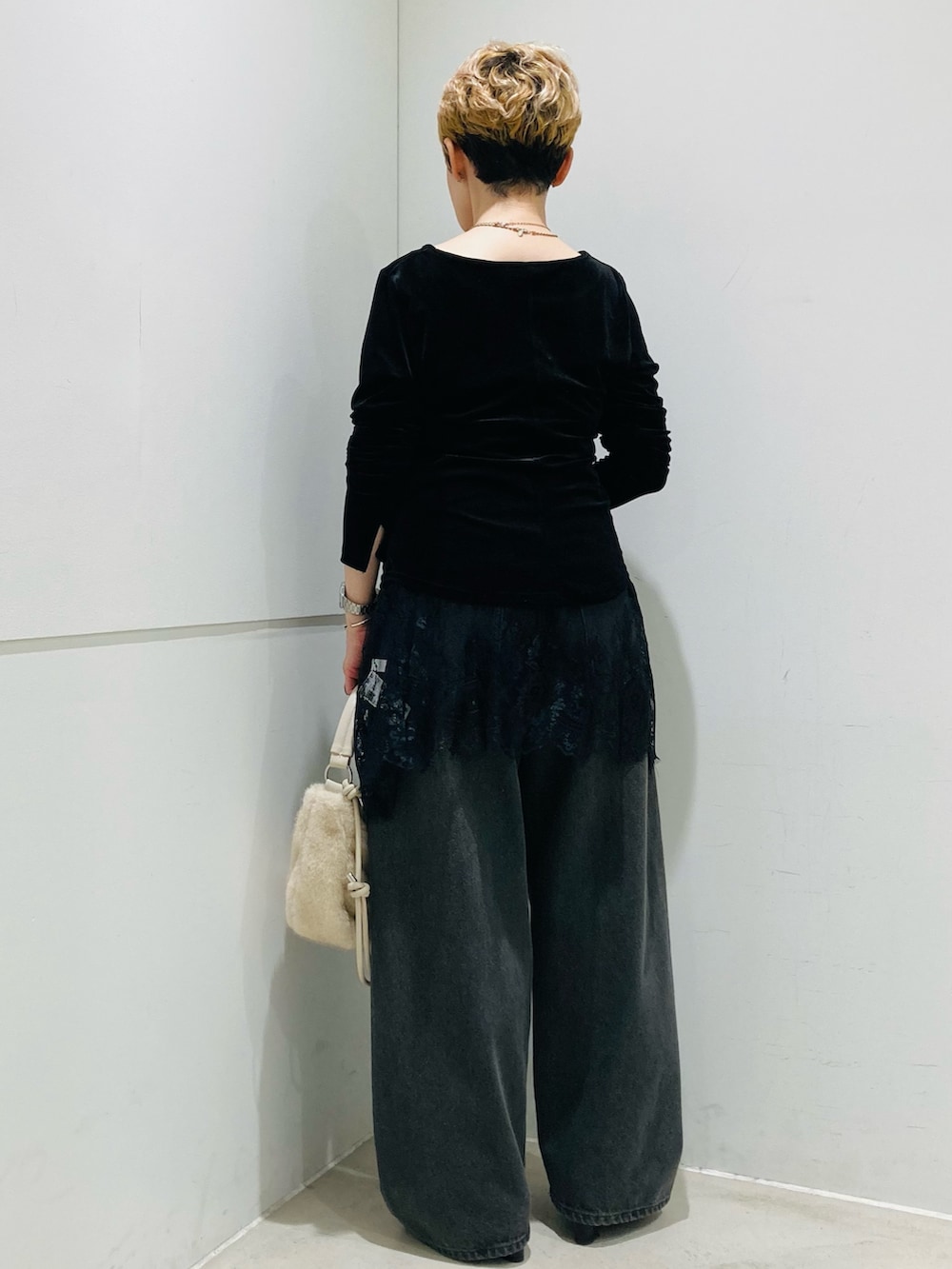 ブラック系のTシャツ/カットソー、グレー系のデニムパンツ、ブラック系のキャミソールを着用したレディースの秋コーディネートの3枚目の写真