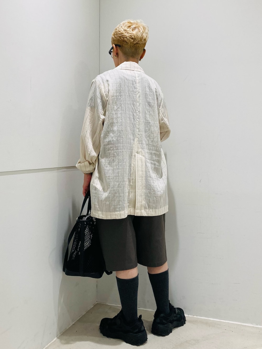 ホワイト系のその他アウター、グレー系のTシャツ/カットソー、グレー系のその他パンツを着用したレディースの夏コーディネートの3枚目の写真