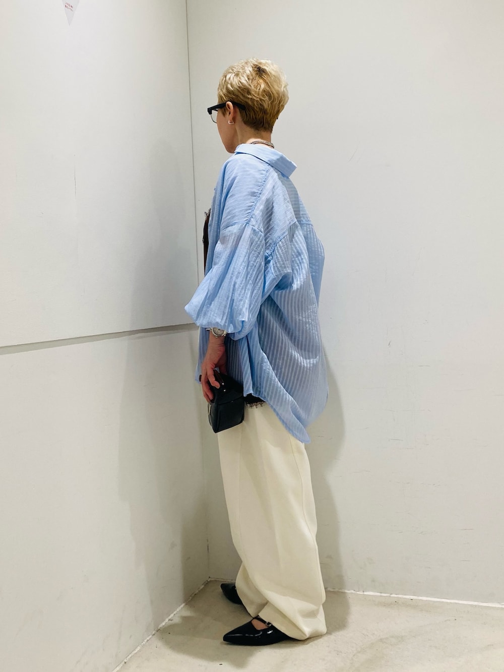 その他のTシャツ/カットソー、ブラック系のパンプス、ホワイト系のその他パンツを着用したレディースの春コーディネートの4枚目の写真