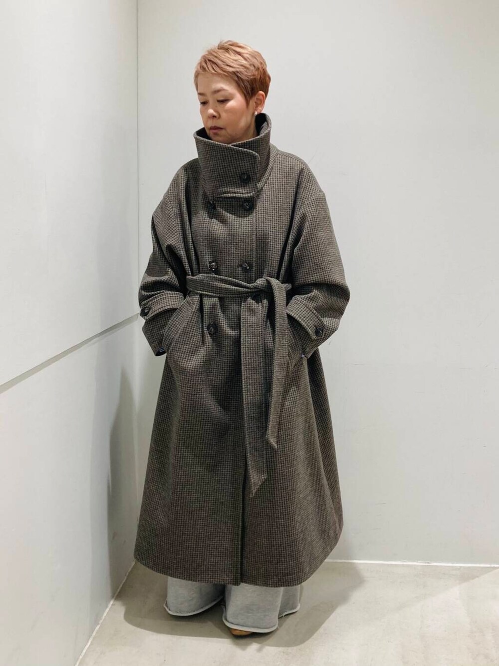 ブルー系のTシャツ/カットソー、グレー系のスウェットパンツ、ホワイト系のTシャツ/カットソーを着用したレディースの冬コーディネートの2枚目の写真