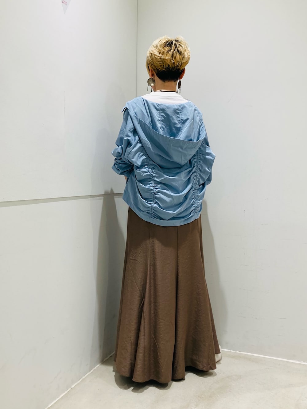 ブルー系のブルゾン、その他のTシャツ/カットソー、グレー系のトートバッグを着用したレディースの春コーディネートの3枚目の写真