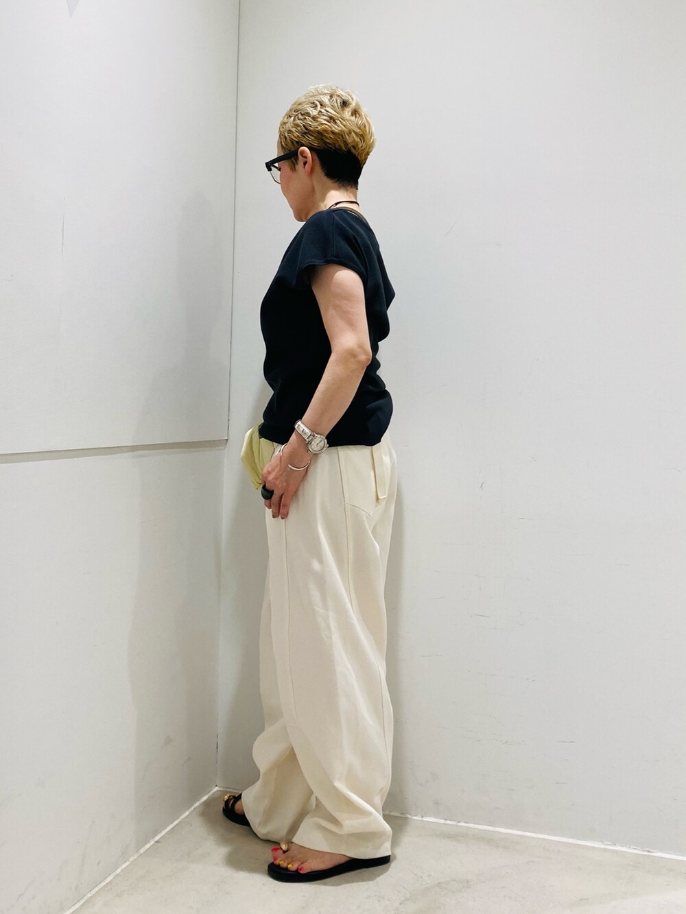 ホワイト系のその他パンツ、ベージュ系のボディバッグ/ウエストポーチ、ブラック系のサンダルを着用したレディースの夏コーディネートの2枚目の写真