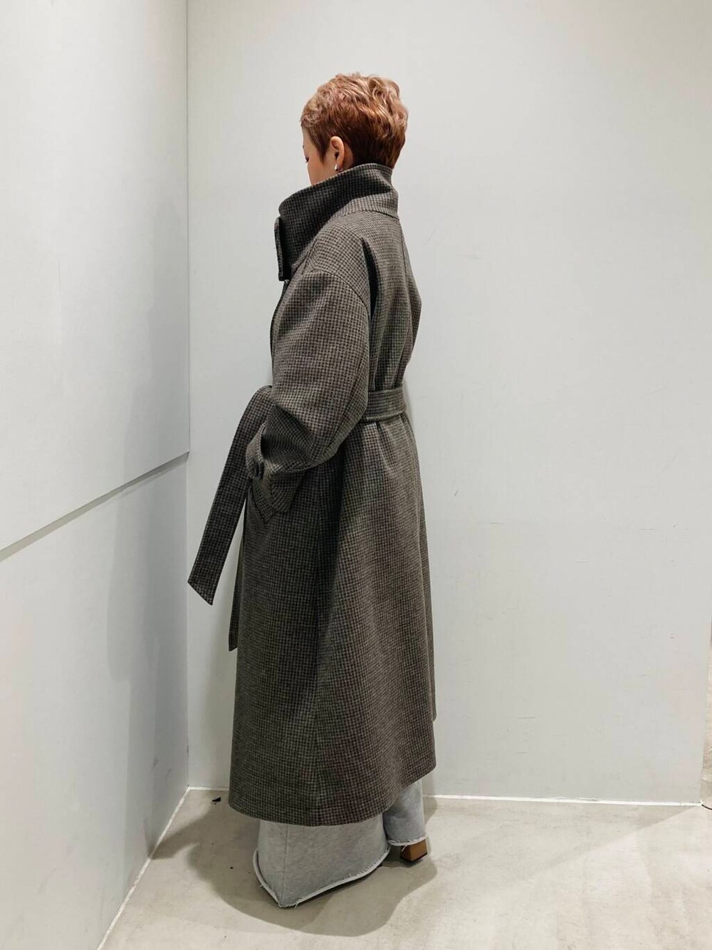 ブルー系のTシャツ/カットソー、グレー系のスウェットパンツ、ホワイト系のTシャツ/カットソーを着用したレディースの冬コーディネートの3枚目の写真