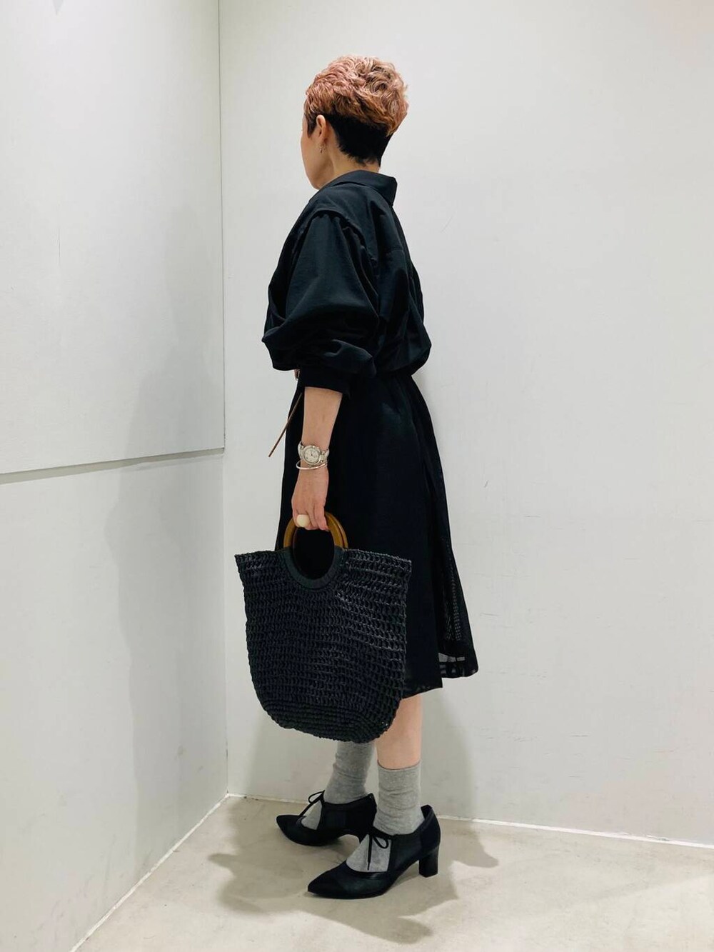ブラック系のパンプス、ブラック系のシャツ/ブラウス、ブラック系のその他パンツを着用したレディースの夏コーディネートの3枚目の写真