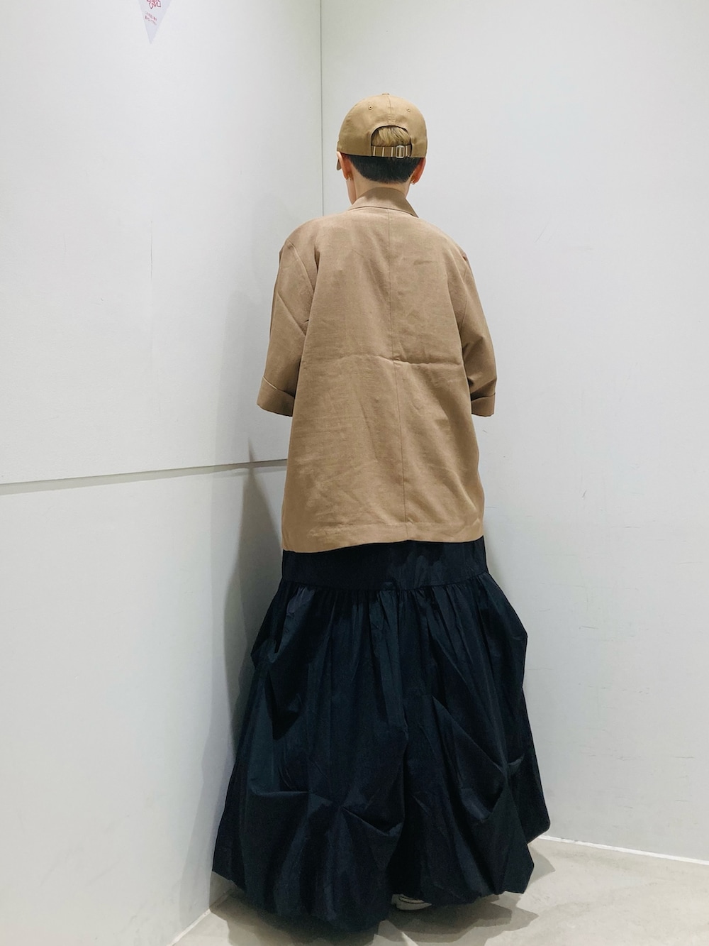 ベージュ系のその他アウター、ホワイト系のニット/セーターを着用したレディースの春コーディネートの3枚目の写真