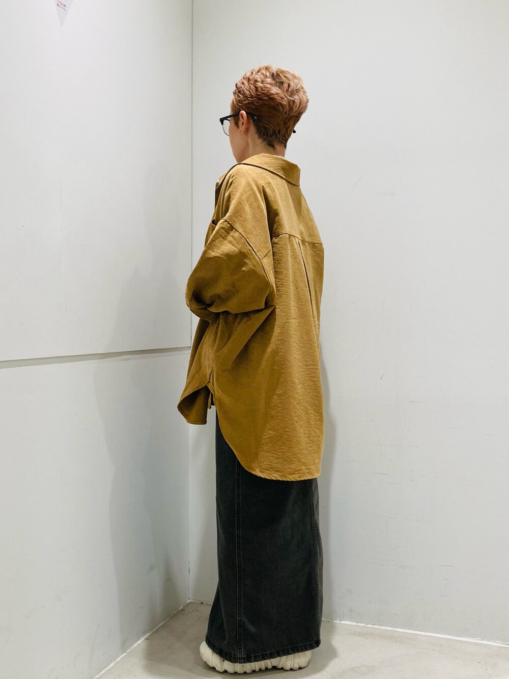 イエロー系のシャツ/ブラウス、ブラウン系のスカート、ホワイト系のTシャツ/カットソーを着用したレディースの夏コーディネートの2枚目の写真