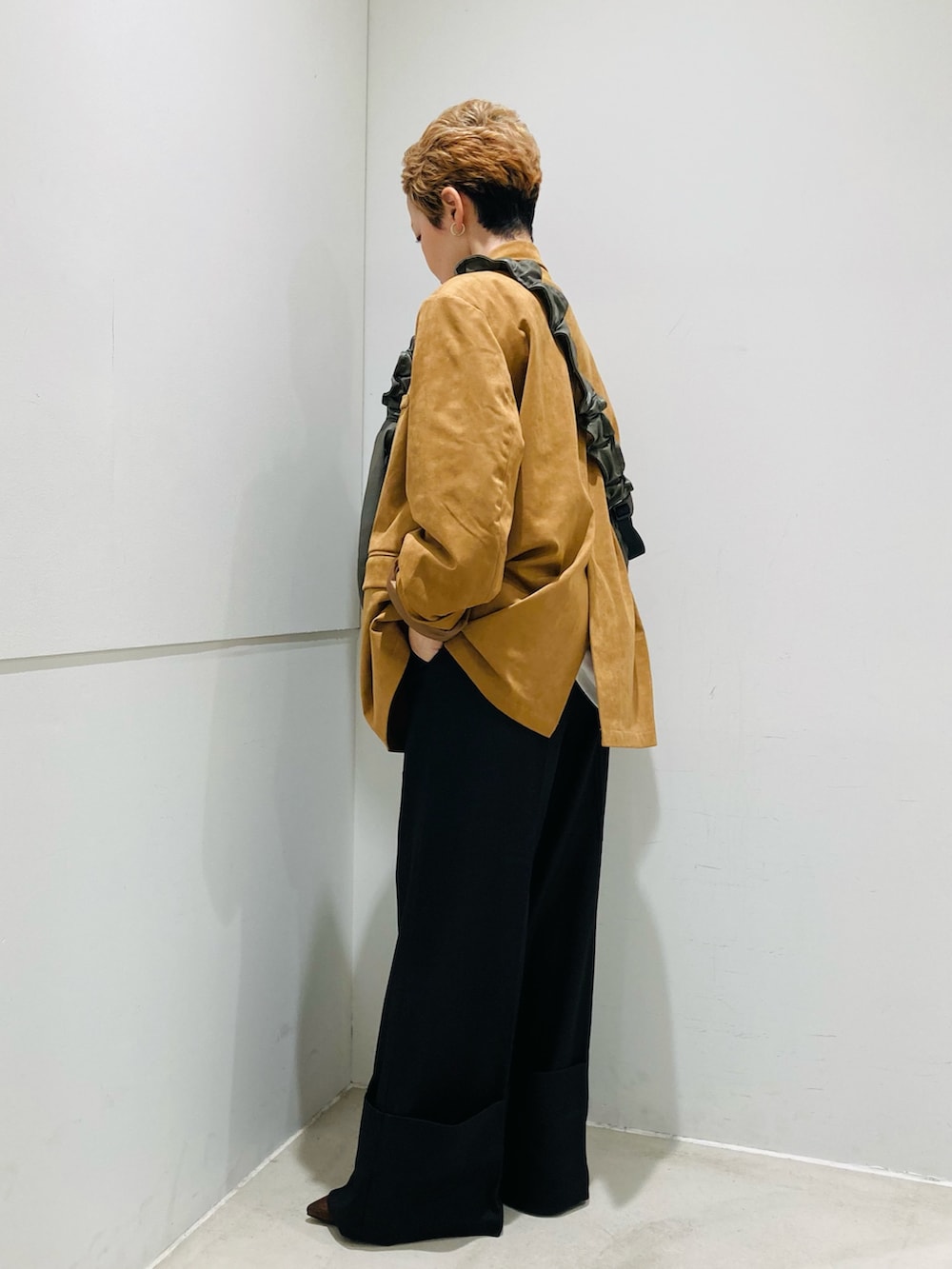 ホワイト系のTシャツ/カットソー、イエロー系のその他アウター、グリーン系のショルダーバッグを着用したレディースの秋コーディネートの2枚目の写真