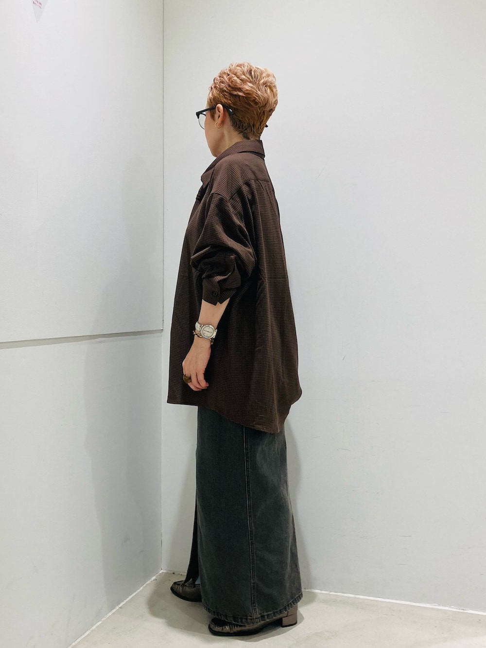 ブラウン系のシャツ/ブラウス、ブラウン系のローファーを着用したレディースの秋コーディネートの2枚目の写真