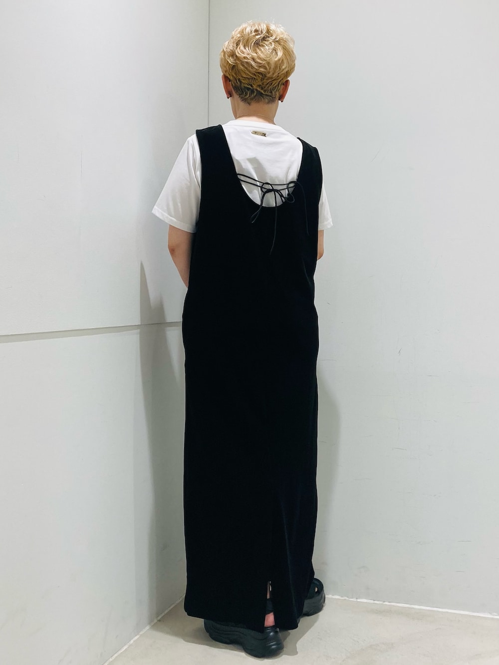 ブラック系のワンピース、ブラック系のサンダル、その他のTシャツ/カットソーを着用したレディースの夏コーディネートの3枚目の写真
