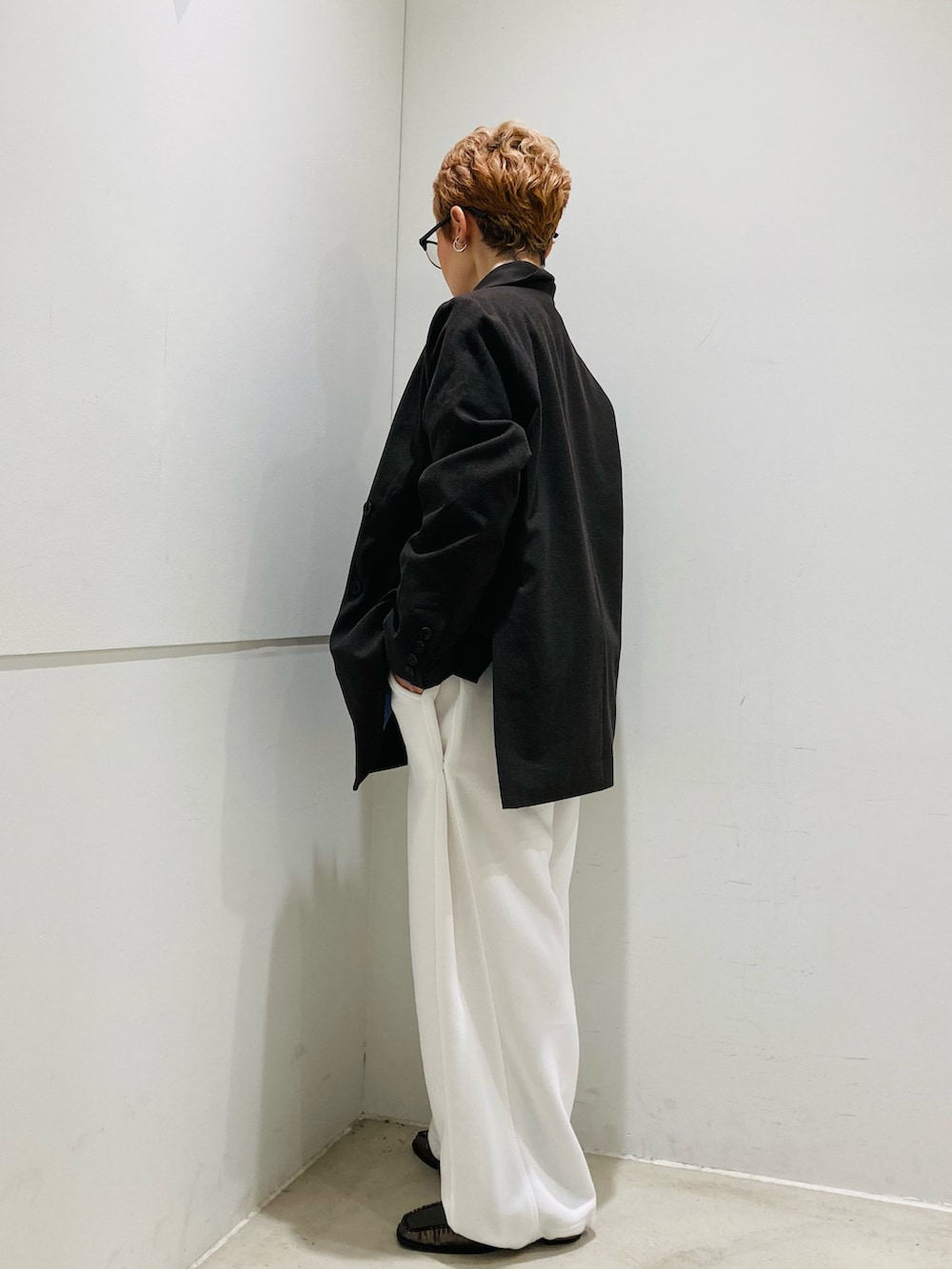 ホワイト系のその他パンツ、ブラウン系のその他アウター、ブラウン系のローファーを着用したレディースの秋コーディネートの4枚目の写真