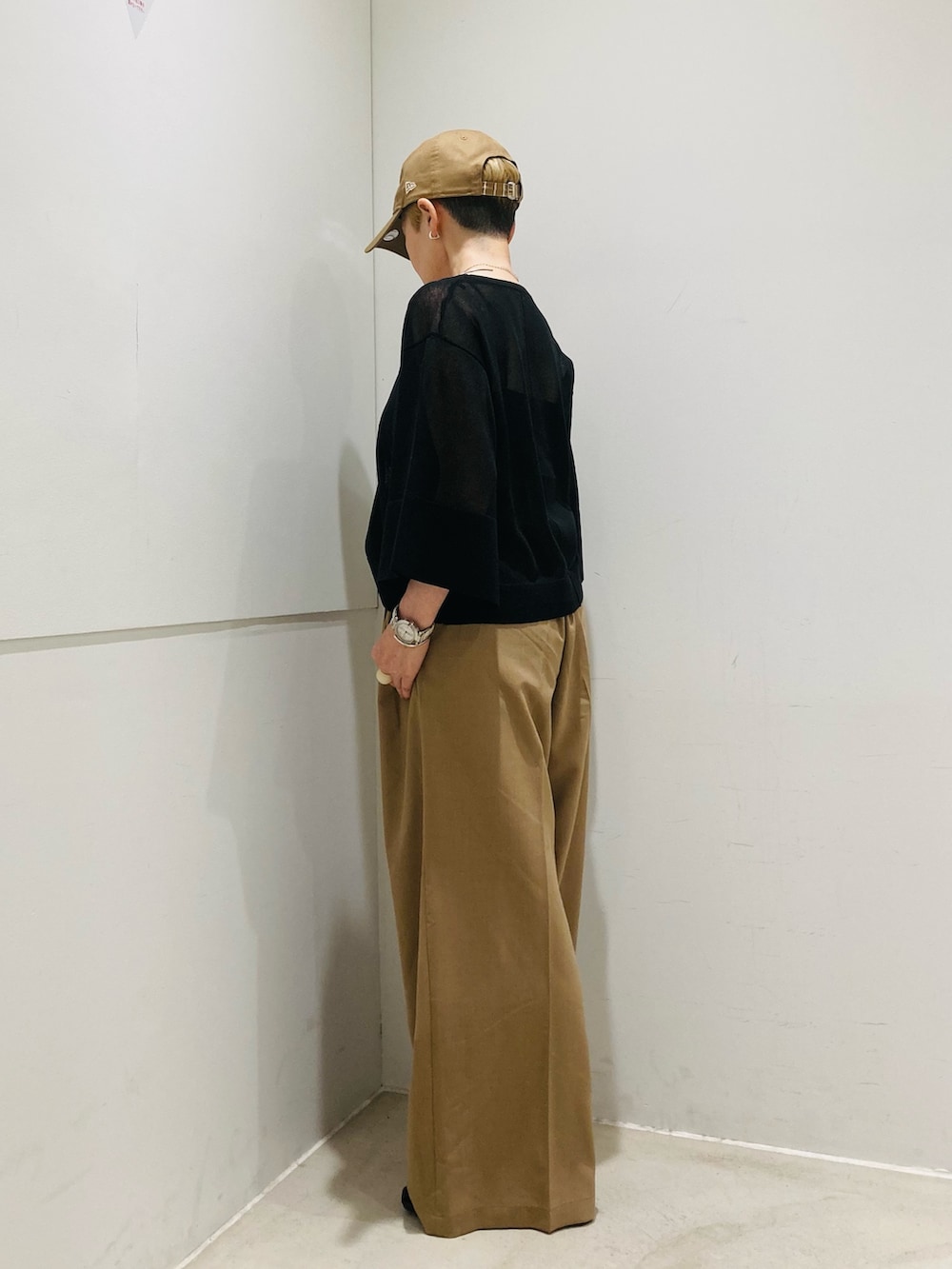 ベージュ系のその他パンツ、ブラック系のサンダル、ブラック系のニット/セーターを着用したレディースの春コーディネートの2枚目の写真