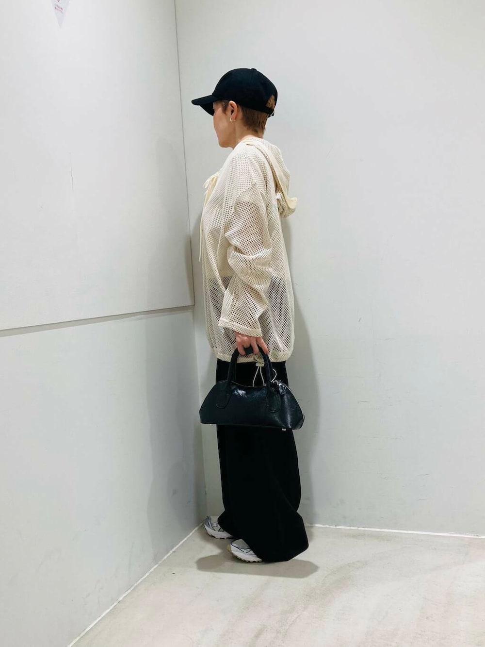 「アーバンリサーチ、センスオブプレイス、ワイドパンツ、カジュアル、フーディー、Tシャツ、ミニバッグ、キャップ、クロップド丈、senseofplace、ボストンバッグ、低身長コーデ、春夏、メッシュ、レイヤードコーデ」|「SMELLYのカラーロゴキャップ(キャップ、ブラック系)」を使った、piさん(レディース・149cm)の春コーディネートの2枚目の写真