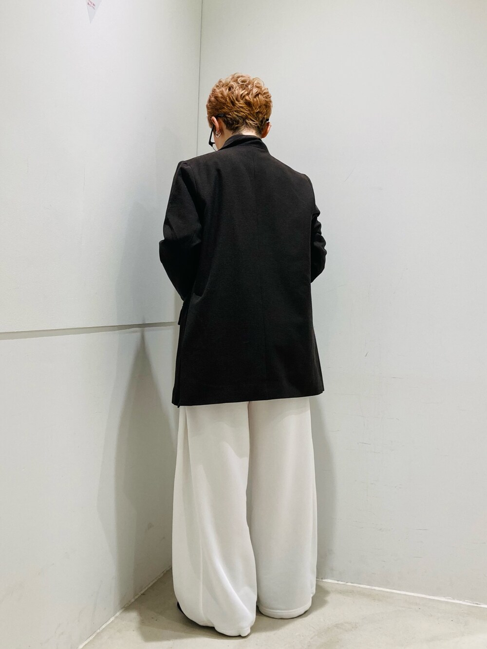 ホワイト系のその他パンツ、ブラウン系のその他アウター、ブラウン系のローファーを着用したレディースの秋コーディネートの5枚目の写真