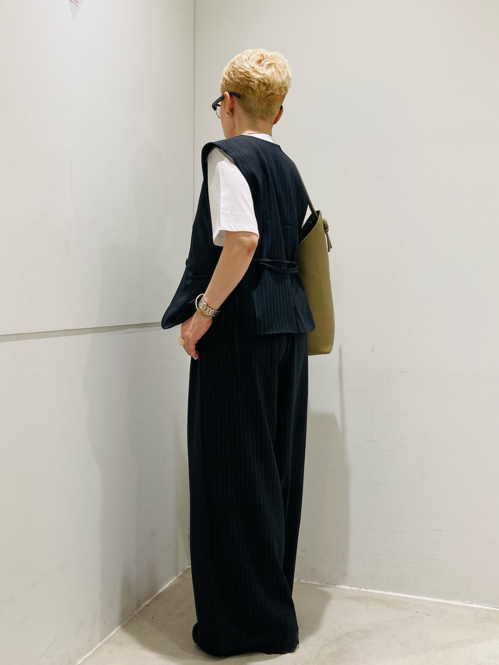 グレー系のその他パンツ、グリーン系のショルダーバッグ、その他のTシャツ/カットソーを着用したレディースの夏コーディネートの2枚目の写真