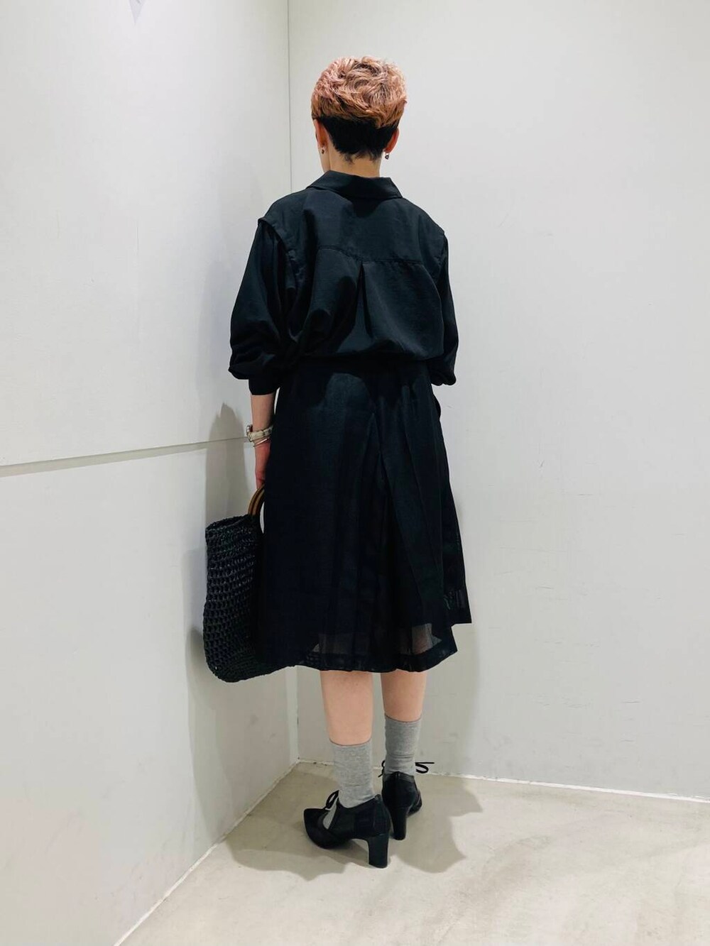 ブラック系のパンプス、ブラック系のシャツ/ブラウス、ブラック系のその他パンツを着用したレディースの夏コーディネートの4枚目の写真
