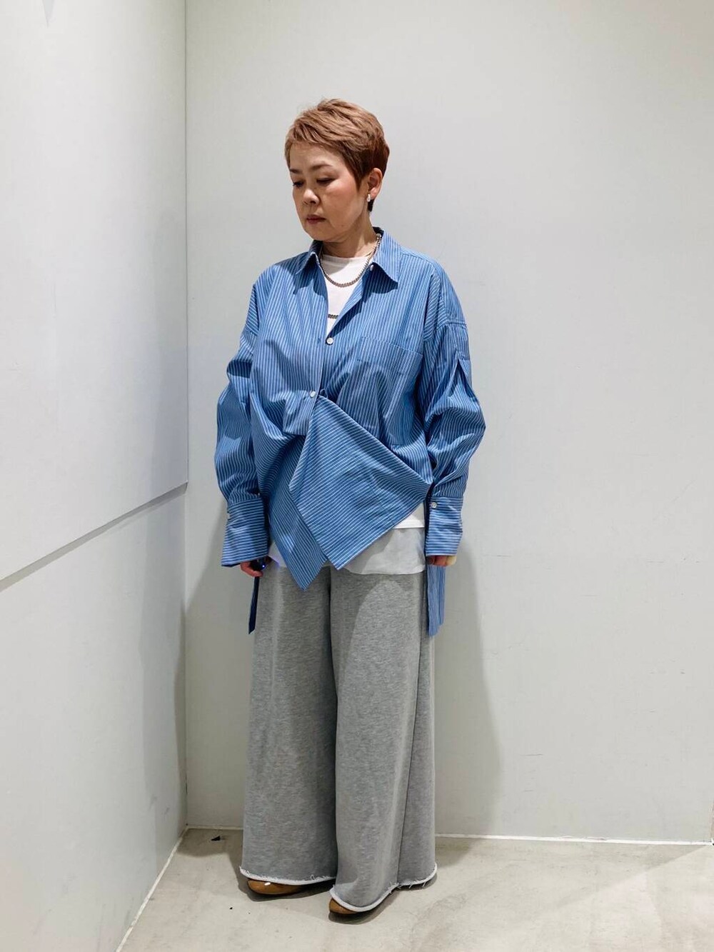 ブルー系のTシャツ/カットソー、グレー系のスウェットパンツ、ホワイト系のTシャツ/カットソーを着用したレディースの冬コーディネートの5枚目の写真