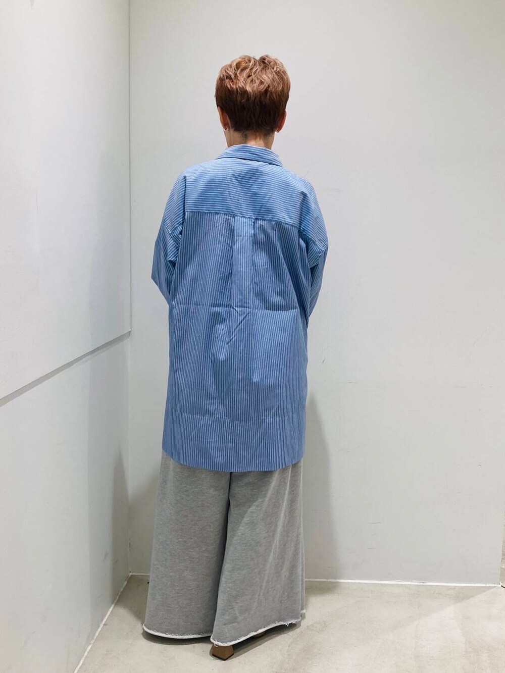 ブルー系のTシャツ/カットソー、グレー系のスウェットパンツ、ホワイト系のTシャツ/カットソーを着用したレディースの冬コーディネートの7枚目の写真