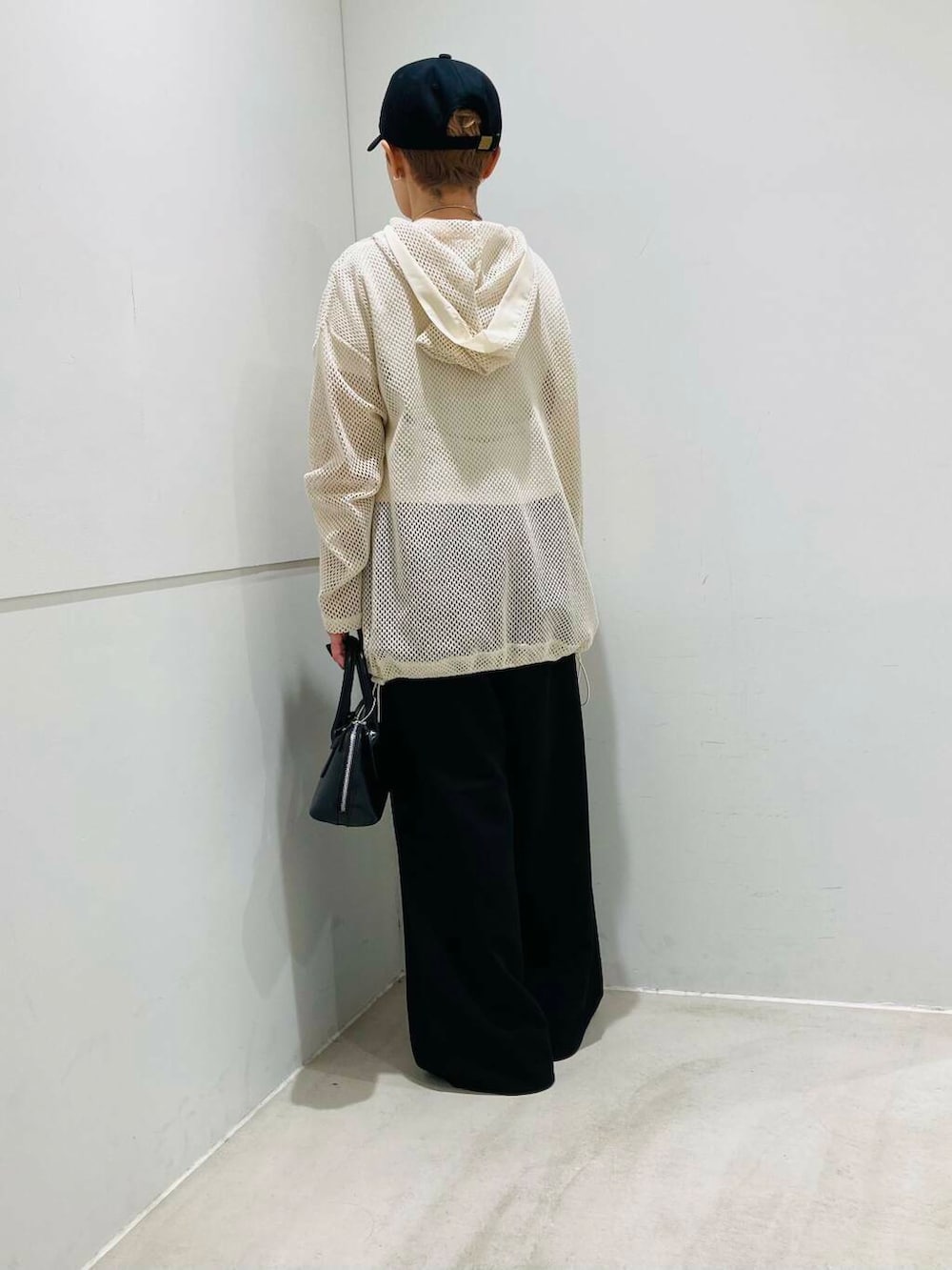 「アーバンリサーチ、センスオブプレイス、ワイドパンツ、カジュアル、フーディー、Tシャツ、ミニバッグ、キャップ、クロップド丈、senseofplace、ボストンバッグ、低身長コーデ、春夏、メッシュ、レイヤードコーデ」|「SMELLYのカラーロゴキャップ(キャップ、ブラック系)」を使った、piさん(レディース・149cm)の春コーディネートの3枚目の写真