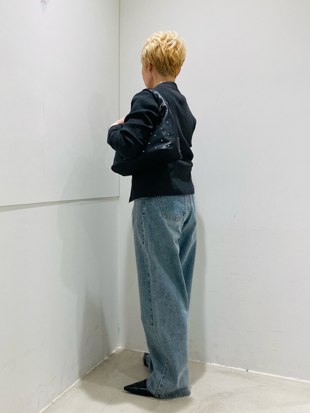 グレー系のカーディガン/ボレロ、その他のTシャツ/カットソー、ブラック系のハンドバッグを着用したレディースの冬コーディネートの2枚目の写真