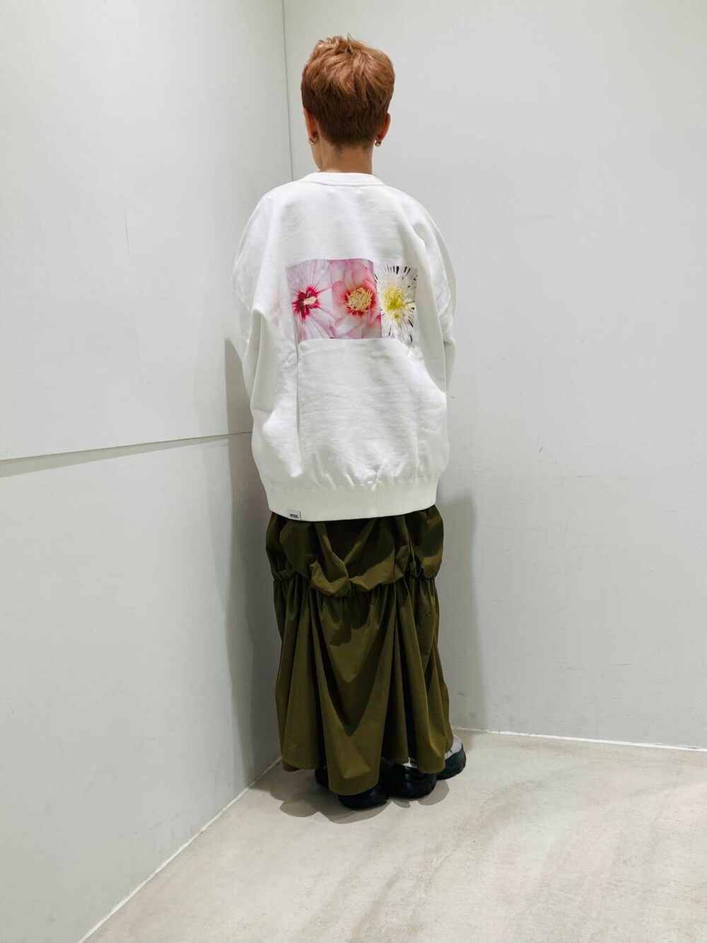 「センスオブプレイス、スニーカー、スカート、バッグ、ミニバッグ、スウェット、バレエシューズ、senseofplace、春、newarrival、低身長コーデ、ルーズ、ユニセックス、ボタニカル、フラワー」|「SENSE OF PLACE by URBAN RESEARCHの『抗菌』『消臭』レースアップバレエスニーカー(スニーカー、グレー系)」を使った、piさん(レディース・149cm)の春コーディネートの3枚目の写真