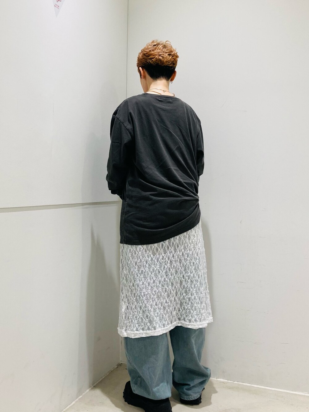 グレー系のTシャツ/カットソー、ホワイト系のワンピースを着用したレディースの秋コーディネートの3枚目の写真