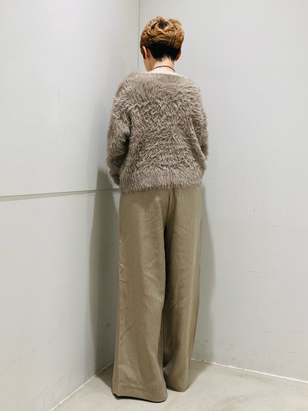 ベージュ系のニット/セーター、ベージュ系のハンドバッグ、ベージュ系のその他パンツを着用したレディースの秋コーディネートの3枚目の写真