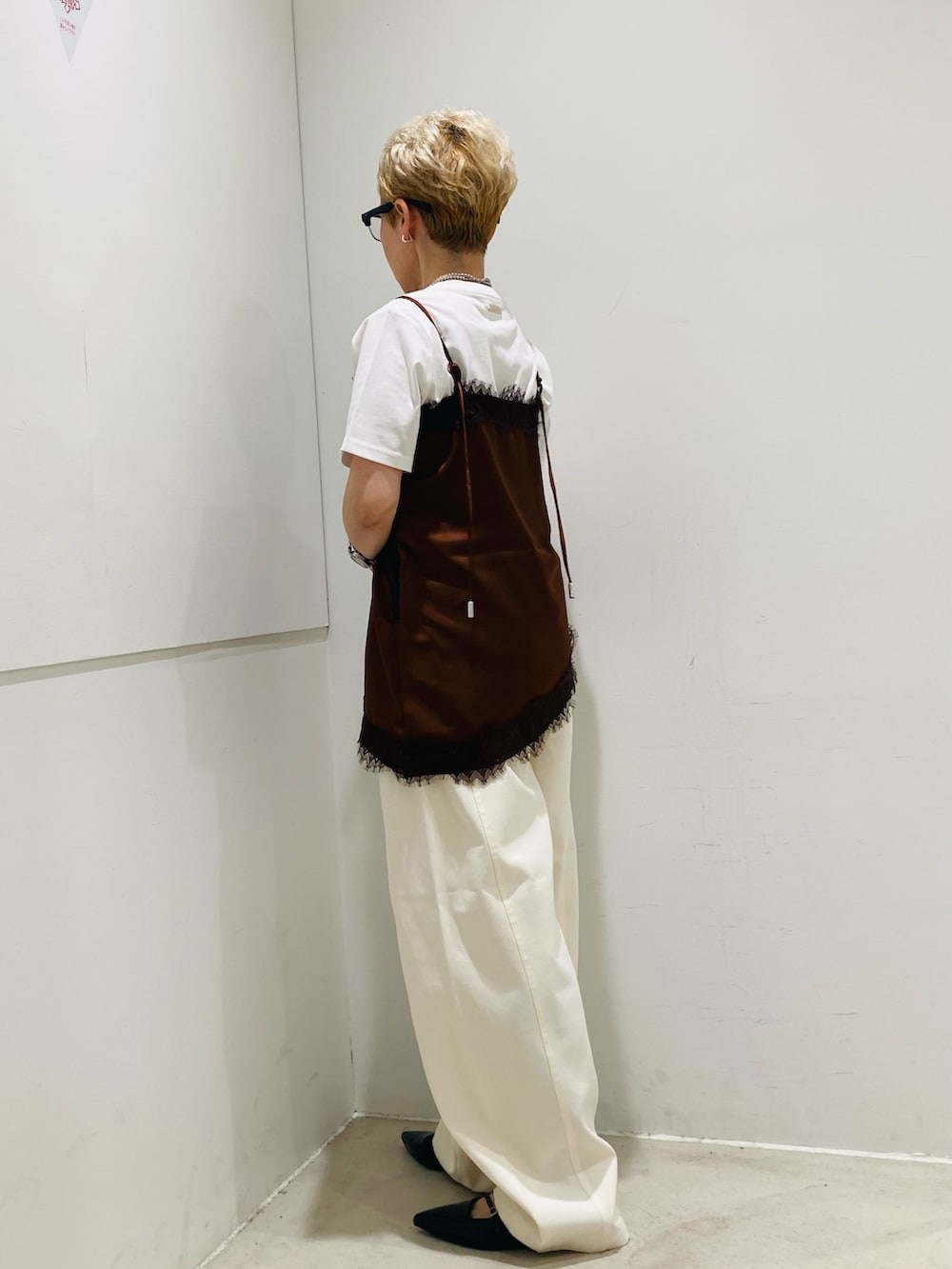その他のTシャツ/カットソー、ブラック系のパンプス、ホワイト系のその他パンツを着用したレディースの春コーディネートの3枚目の写真