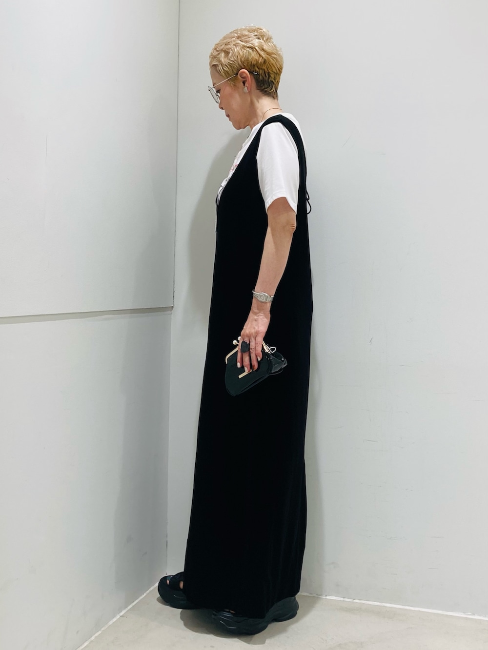 ブラック系のワンピース、ブラック系のサンダル、その他のTシャツ/カットソーを着用したレディースの夏コーディネートの2枚目の写真