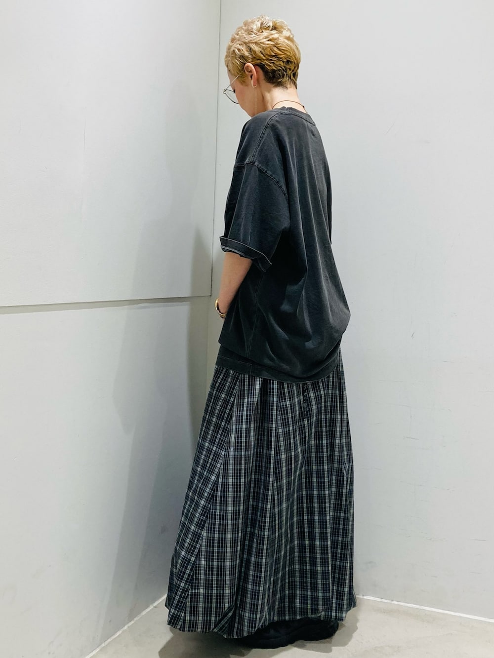 ブラック系のワンピース、ブラック系のTシャツ/カットソー、シルバー系のメガネを着用したレディースの夏コーディネートの2枚目の写真