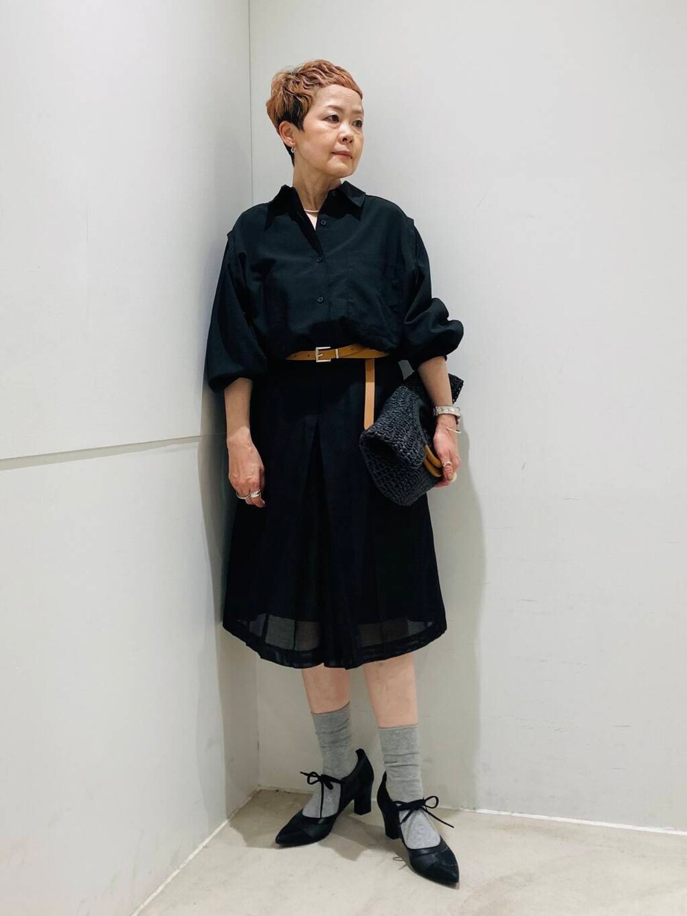 ブラック系のパンプス、ブラック系のシャツ/ブラウス、ブラック系のその他パンツを着用したレディースの夏コーディネートの2枚目の写真