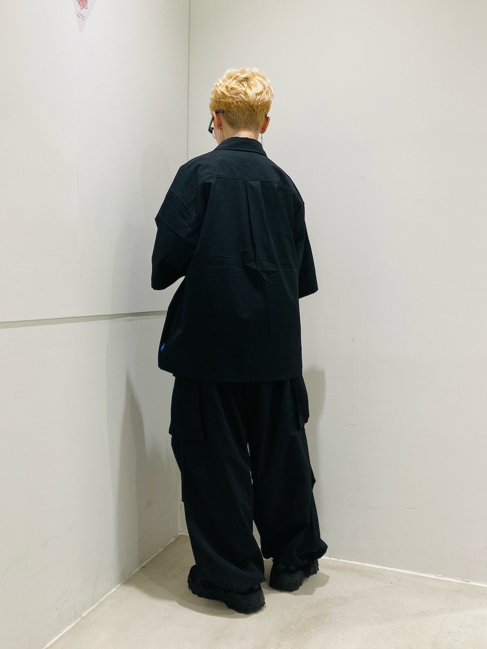 シルバー系のサンダル、ブラック系のその他パンツ、ブラック系のシャツ/ブラウスを着用したレディースの夏コーディネートの3枚目の写真