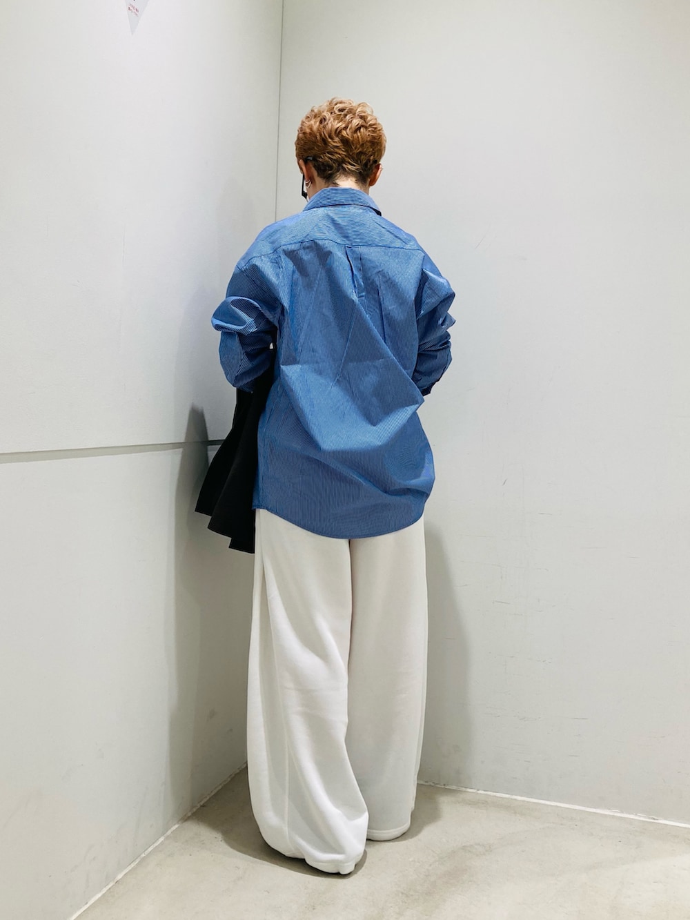 ホワイト系のその他パンツ、ブラウン系のその他アウター、ブラウン系のローファーを着用したレディースの秋コーディネートの3枚目の写真