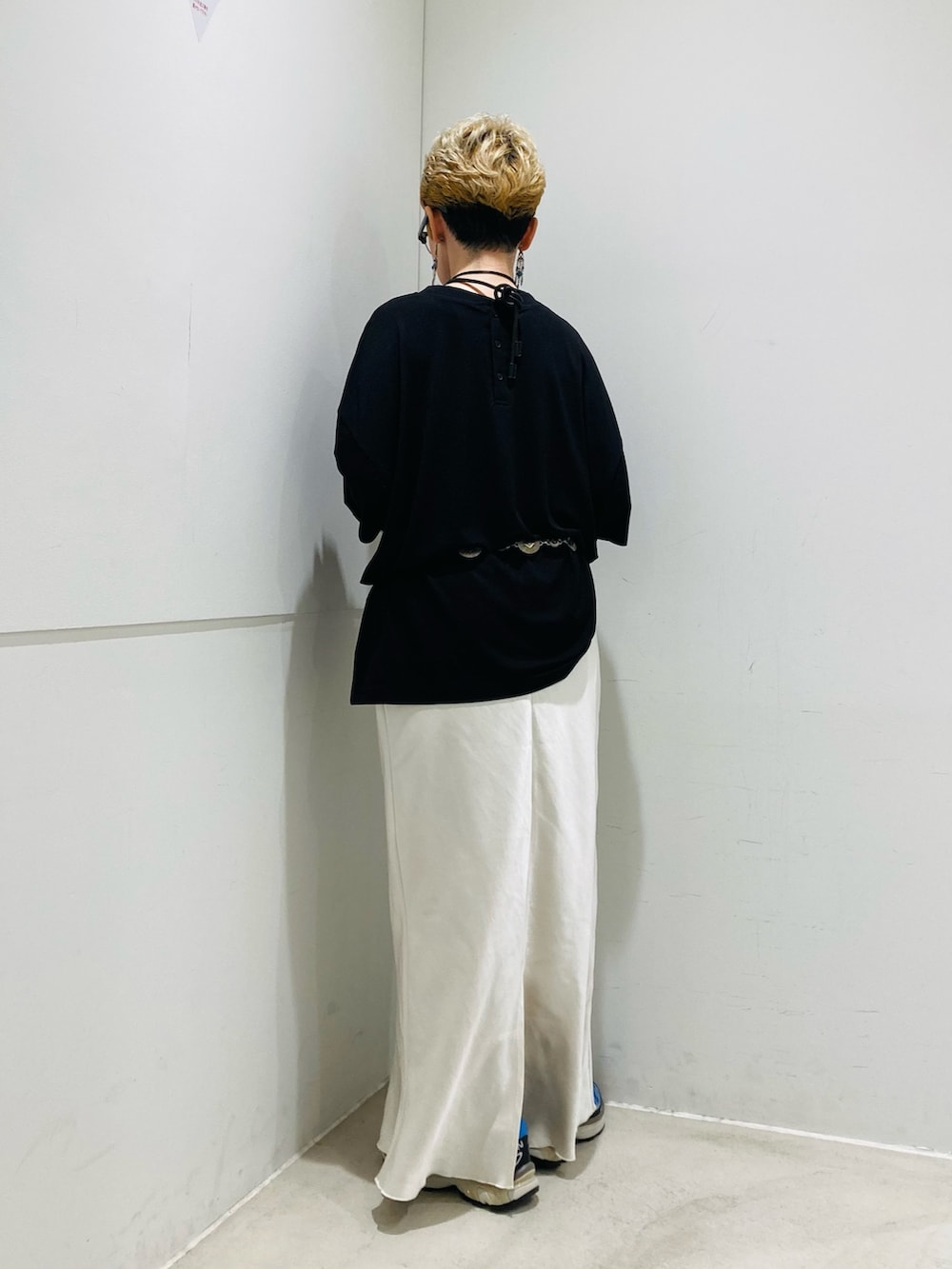ホワイト系のスカート、ブラック系のTシャツ/カットソー、シルバー系のベルトを着用したレディースの夏コーディネートの3枚目の写真