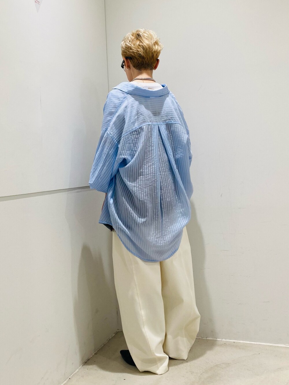 その他のTシャツ/カットソー、ブラック系のパンプス、ホワイト系のその他パンツを着用したレディースの春コーディネートの5枚目の写真